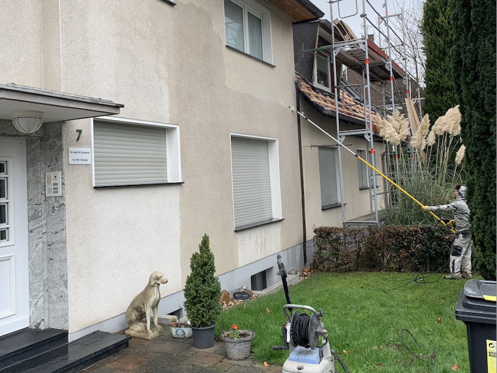 Reparaturarbeiten von Stukkateur Jungkunst - Reinigung Hausfassade für weitere Stuckateur-Arbeiten