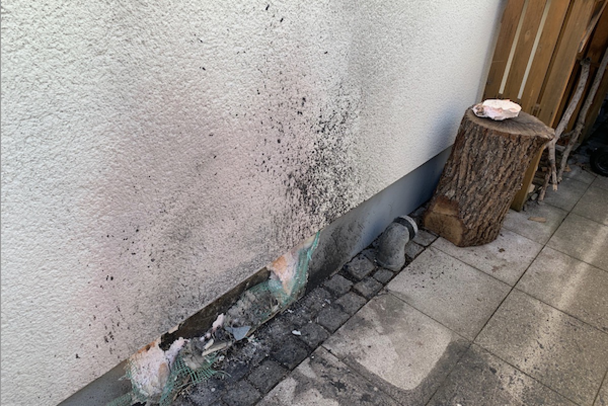 Stuckateur Meister Jungkunst aus Bochum - Beseitigung von Versicherungsschäden - Brandschaden an Hausfassade (Putz) und Kellerfenster