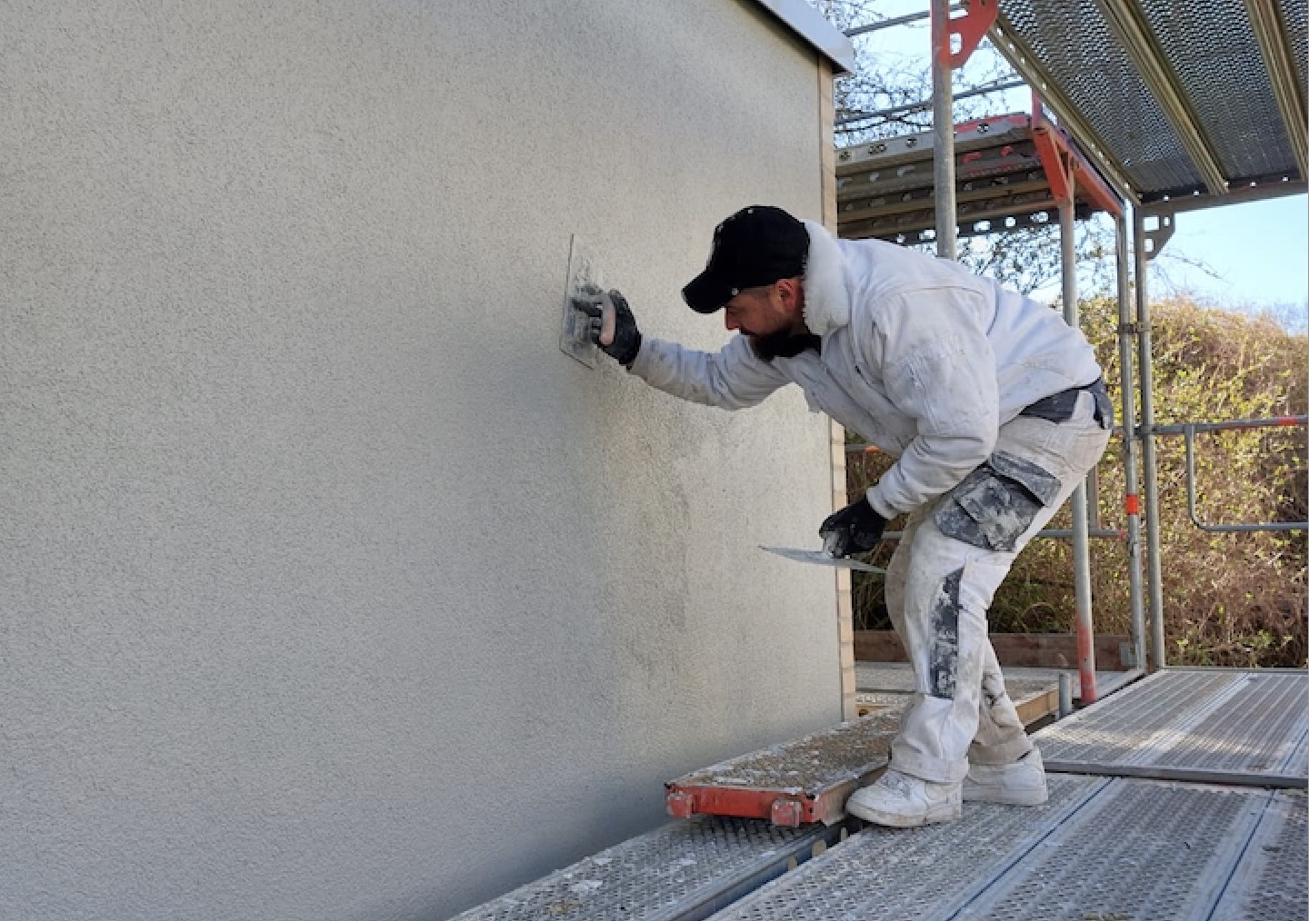 Fachmännische Fassadengestaltung mit Putzarbeiten (Außenputze) durch einen Mitarbeiter von Stuckateur Jungkunst aus Bochum